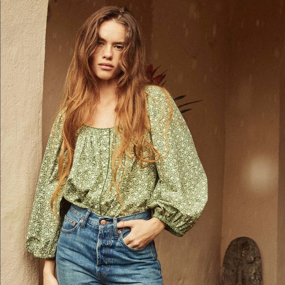 Doen Jacqui Top NWT Green Cottage Daisy Floral